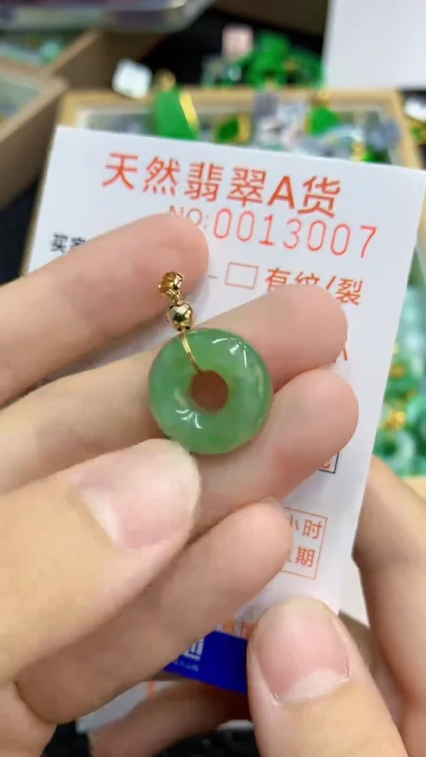 翡翠未镶嵌颈饰             8