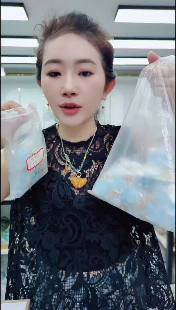 06108蓝雕刻耳坠一对