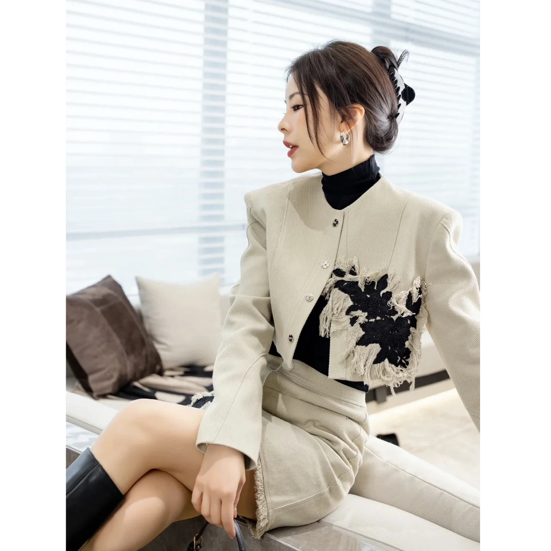 以类设计师品牌YIRANTIAN秋季卡其色牛仔抓痕流苏短夹克外套36060