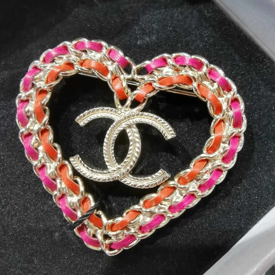 99新 Chanel/香奈儿 香奈儿  拼色穿皮桃心胸针