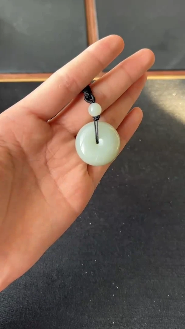 【闪购商品】和田玉吊坠(赠链)未镶嵌且末微色差近矿