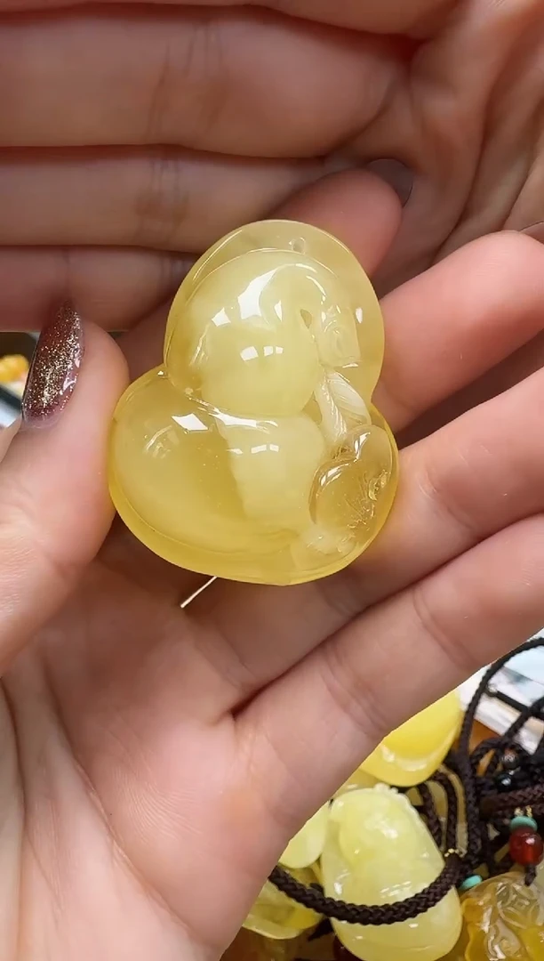 未镶嵌颈饰琥珀如图