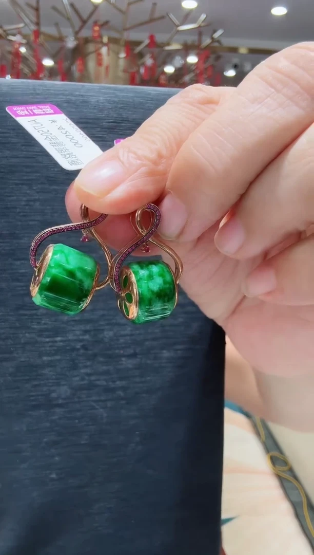 颈饰18K金镶嵌翡翠吊坠多样性发一个