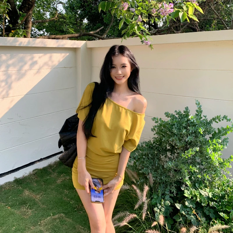 纯欲辣妹斜肩露肩中袖连衣裙女夏季设计感收腰显瘦包臀短裙