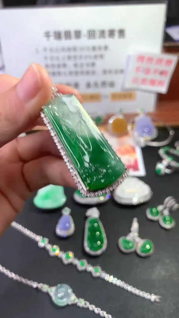 【闪购商品】翡翠吊坠(不含链)18K金镶嵌观音回流不退不换|19800+0