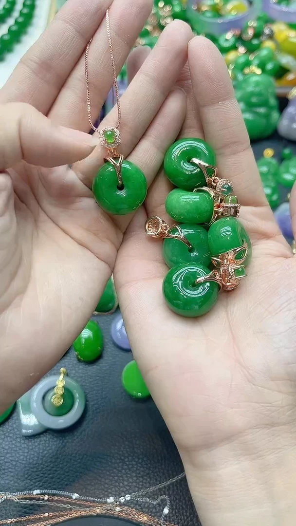 吊坠(赠链)14K金镶嵌翡翠满绿面包扣