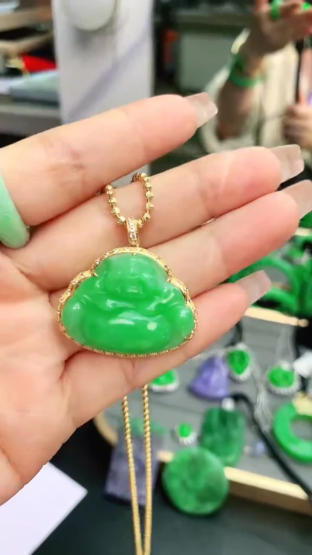 颈饰18K金镶嵌翡翠赠礼盒证书