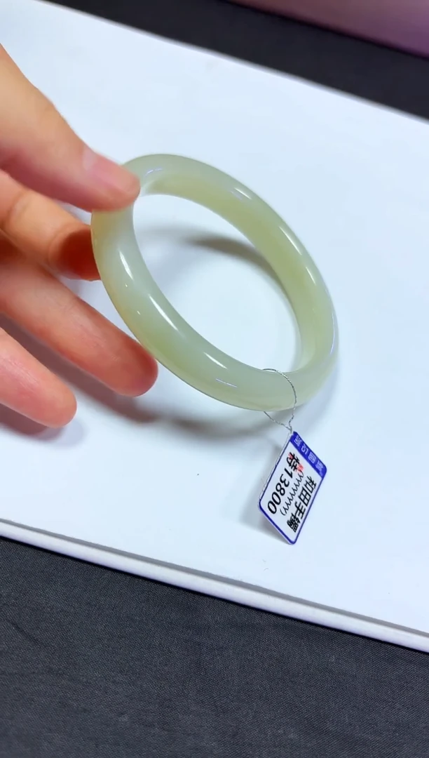 颈饰未镶嵌和田玉手镯61.2