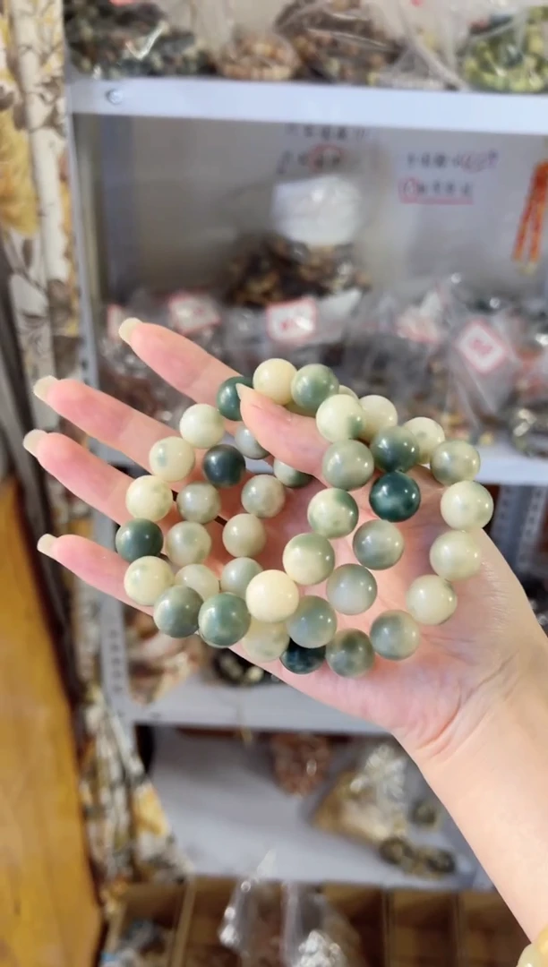 206  卡14绿飘圆珠单圈菩提根/象牙果手串手持（默认微瑕）