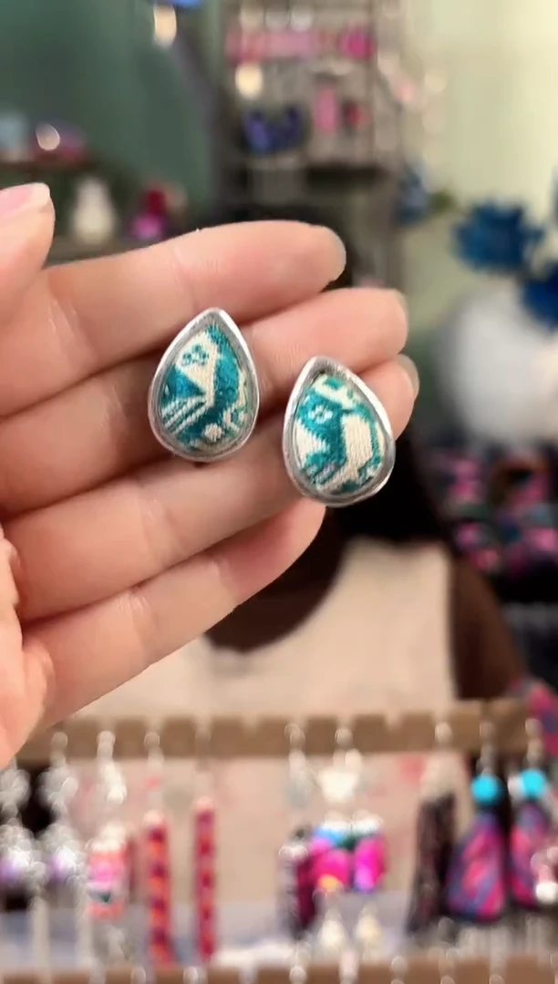 彩云南阁非遗老绣饰品