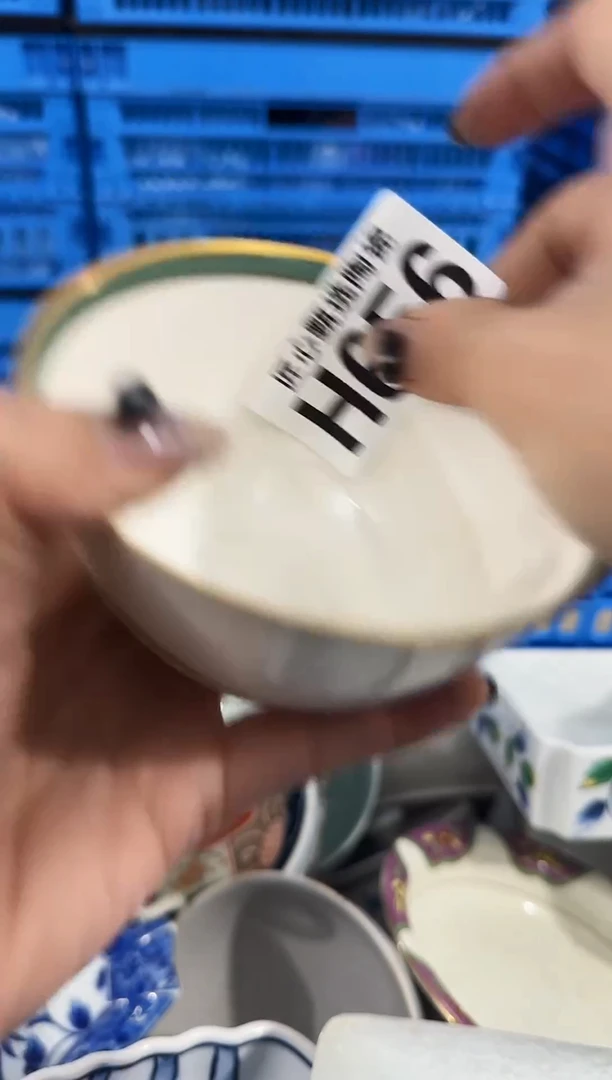 瓷片邹****?         H656