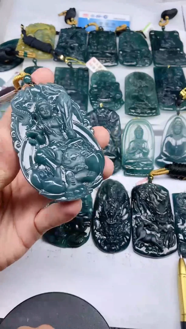 颈饰未镶嵌翡翠