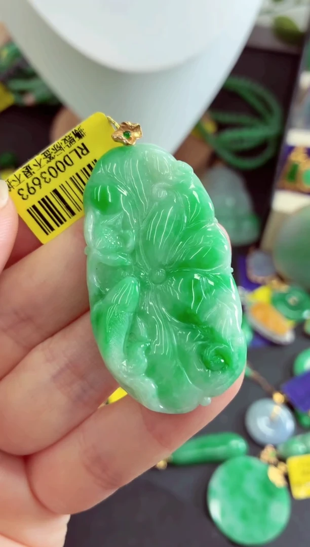 吊坠(不含链)18K金镶嵌翡翠多样性发货其中一件