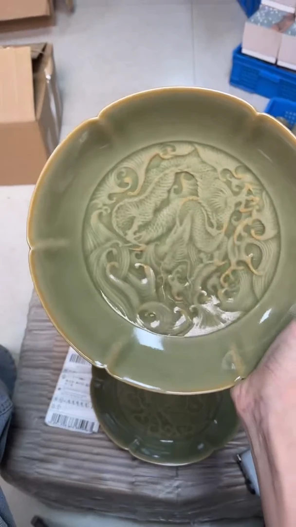 陶瓷橄榄绿龙纹出筋葵口盘