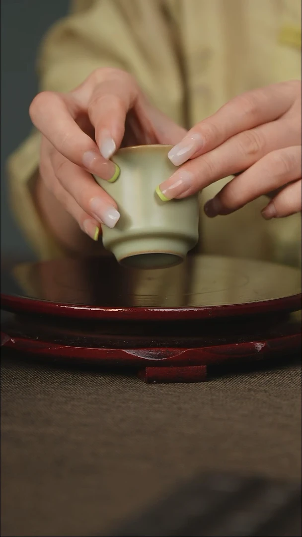 粉青 钟式杯 带底款