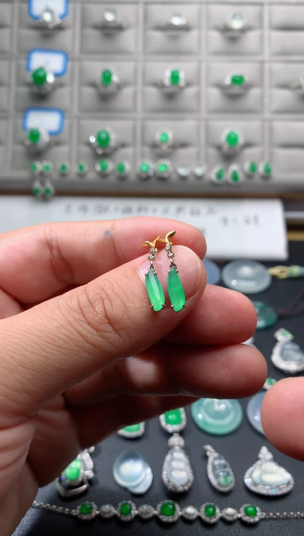 18K金镶嵌翡翠耳饰18K翡翠