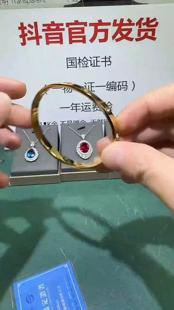 18K金镶嵌手镯钻石1