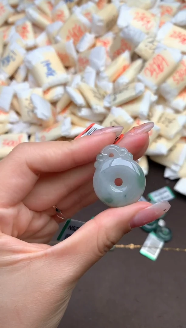 【闪购商品】翡翠挂件未镶嵌 —