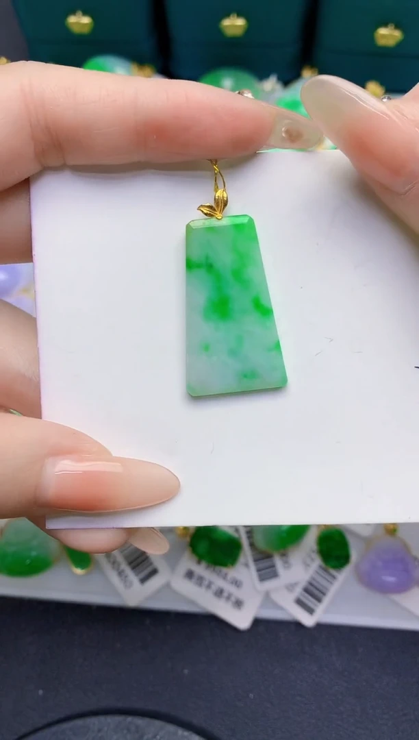 颈饰18K金镶嵌翡翠缅甸天然翡翠A货