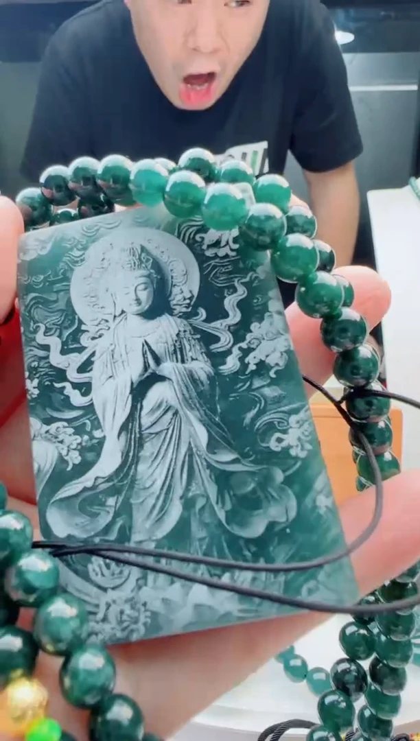 翡翠未镶嵌颈饰多样性发货其中一件