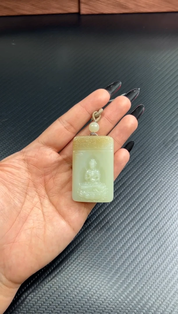 吊坠(赠链)未镶嵌和田玉迪克兰微色差