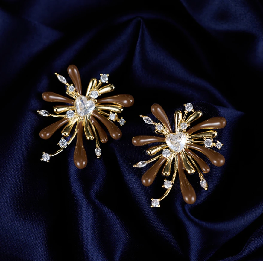 铜合金合成锆石耳饰 闪耀个性爱心锆烟花耳针复古