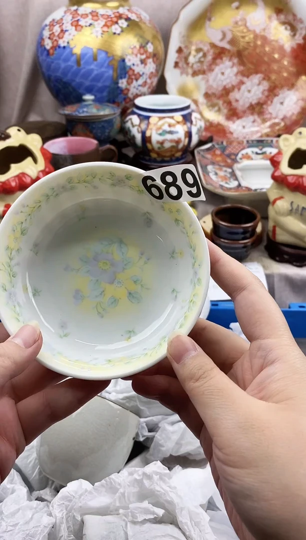 摆件漂亮的日瓷器，默认微瑕，介意慎拍