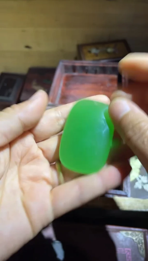 天然玉石未镶嵌颈饰    绿 面包牌 1件