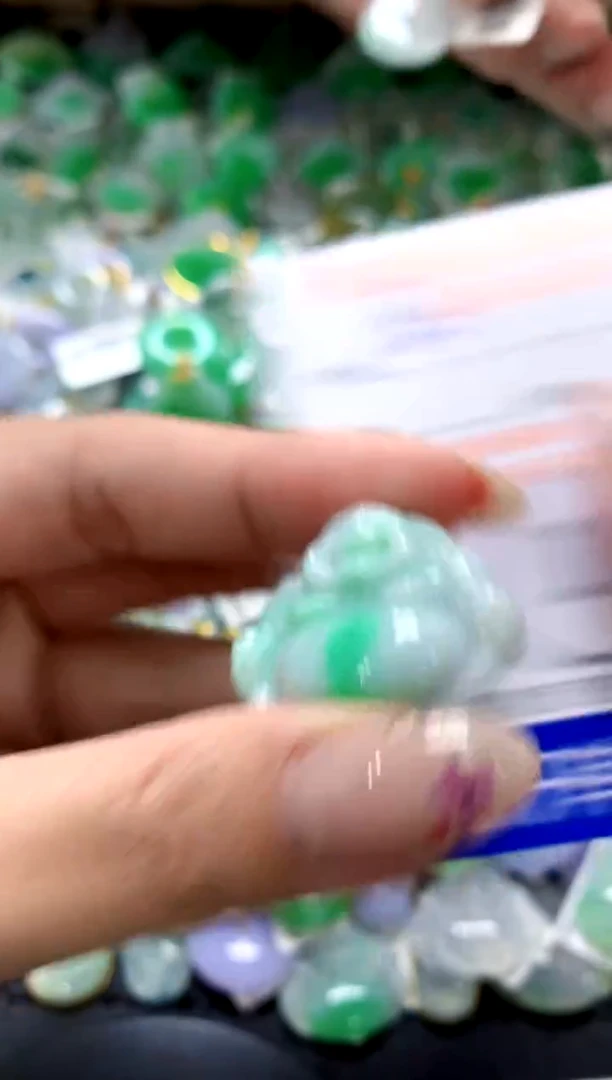 翡翠18K金镶嵌颈饰1111111111111111