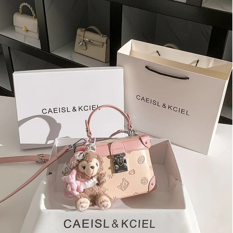 CAEISL&KCIEL小众设计粉色公仔压花盒子包2025新款手提单肩斜挎包