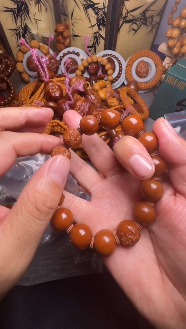 手串橄榄核浮雕财神