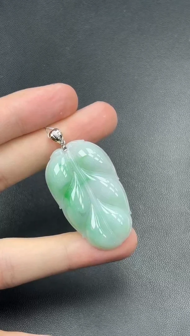 颈饰18K金镶嵌翡翠叶子