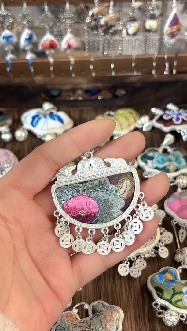 彩云南阁非遗老绣苗银饰品630