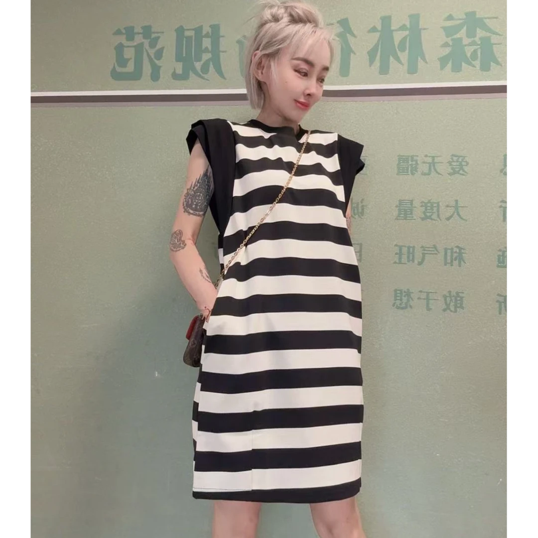 百搭款条纹连衣裙