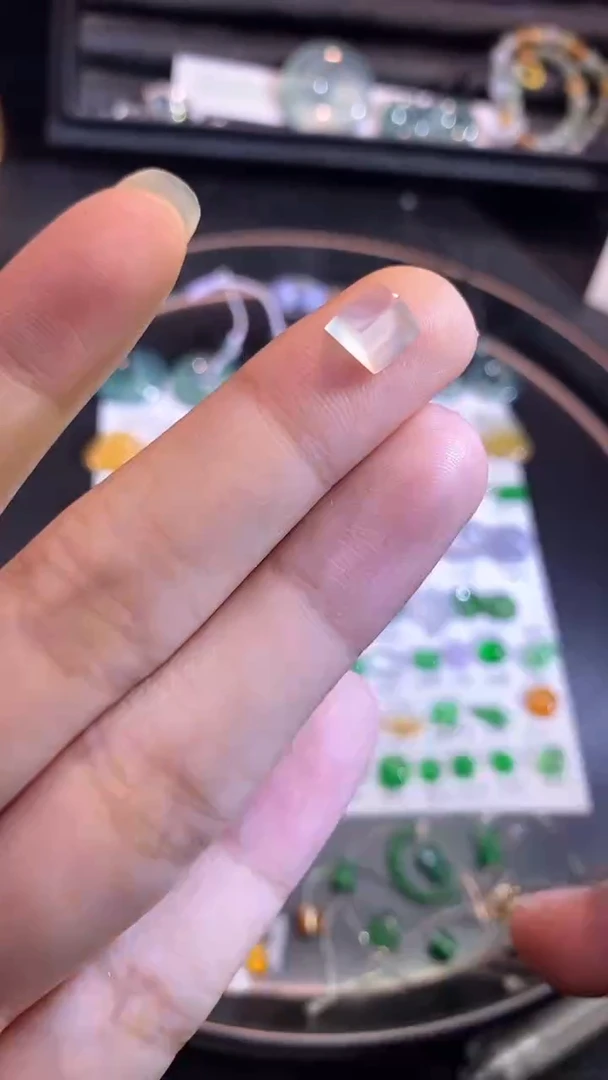 翡翠挂件未镶嵌切割