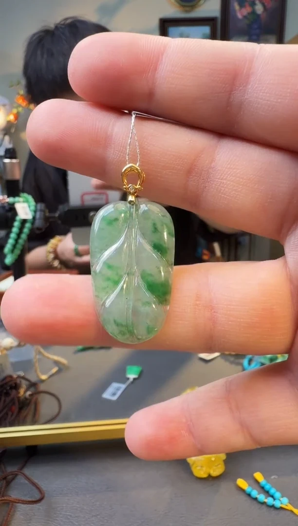 颈饰18K金镶嵌翡翠吊坠