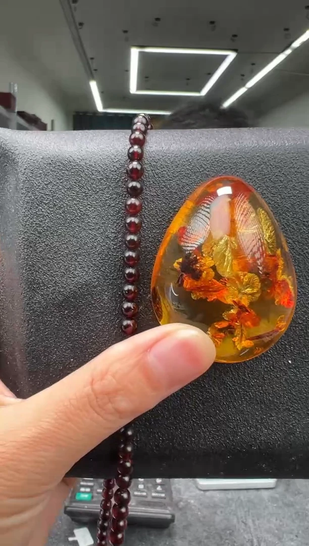 未镶嵌颈饰琥珀(花珀)吊坠
