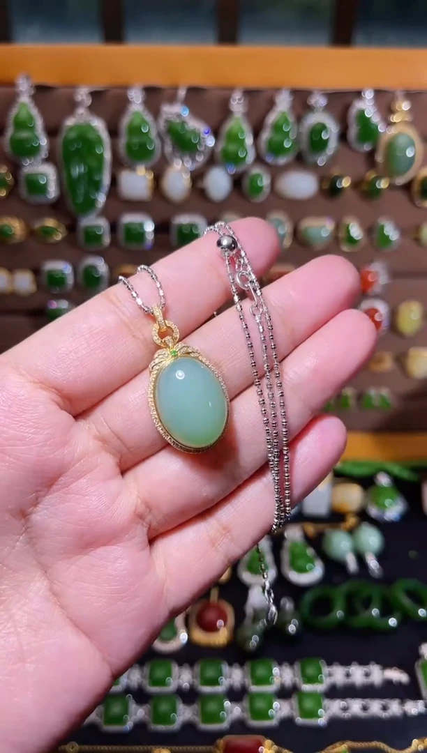 和田玉18K金镶嵌颈饰粉青冰底厚金镶嵌吊坠