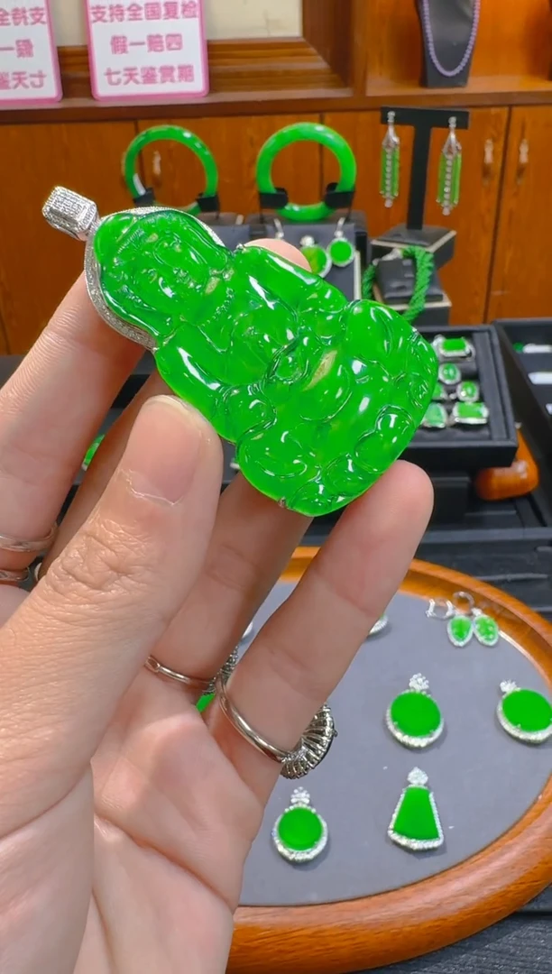 【闪购商品】翡翠吊坠(赠链)18K金镶嵌天然A货翡翠