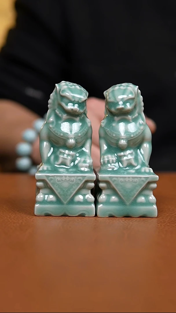 摆件仿古翡翠绿釉小狮子一对