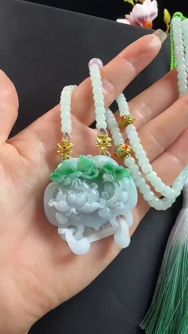 颈饰未镶嵌翡翠蝶恋花