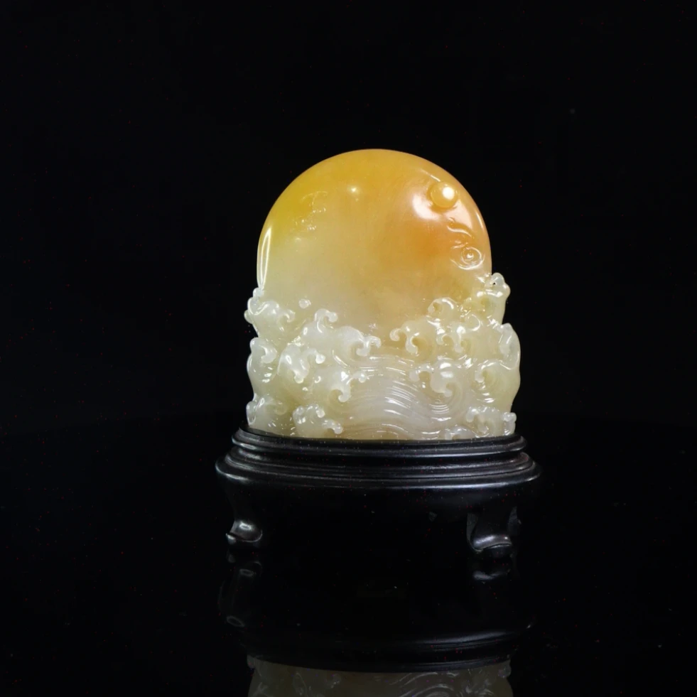 Lot.37.结晶鸡母窝圆月出海摆件199克6.8x8x3.3cm，2QE