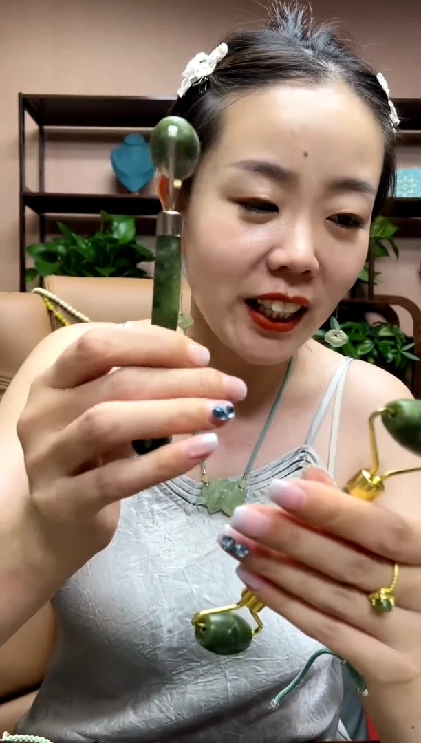 岫玉未镶嵌颈饰多样性发货发其中之一