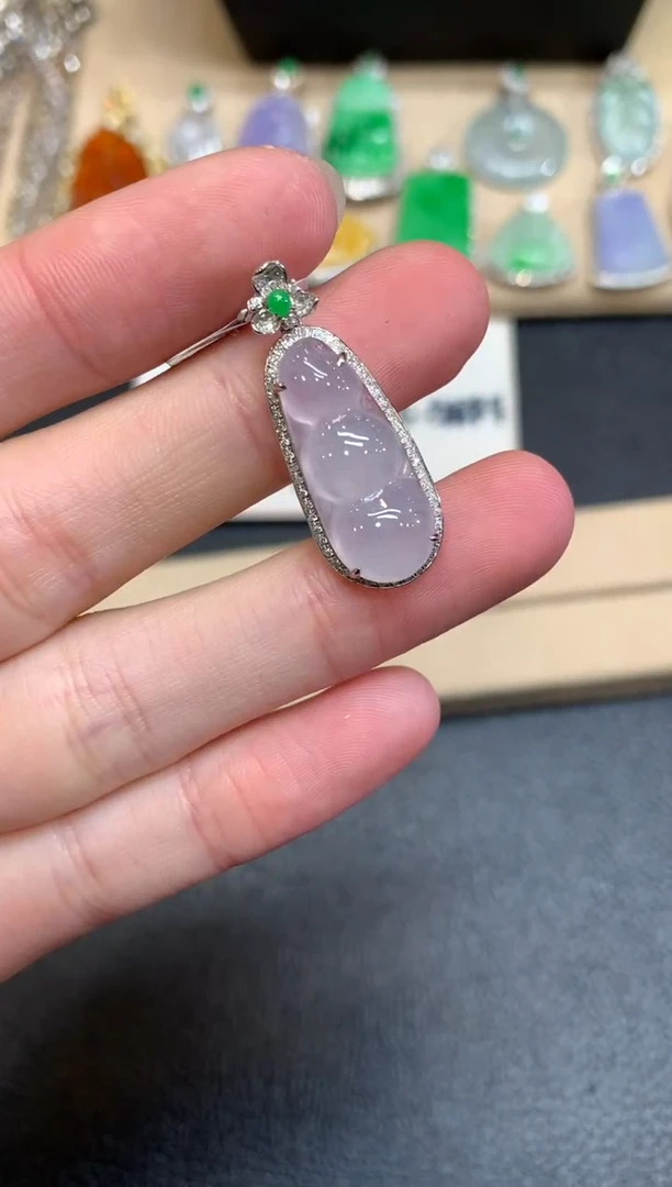 【闪购商品】翡翠颈饰18K金镶嵌福豆【无服务费】