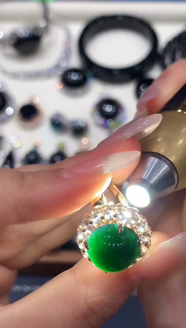 18K金镶嵌戒指翡翠多样性发其一