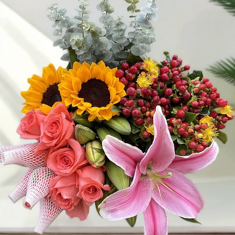 【浩浩鲜花店甄选】玫瑰+香水百合+向日葵+红豆+配草+送鲜花营养液