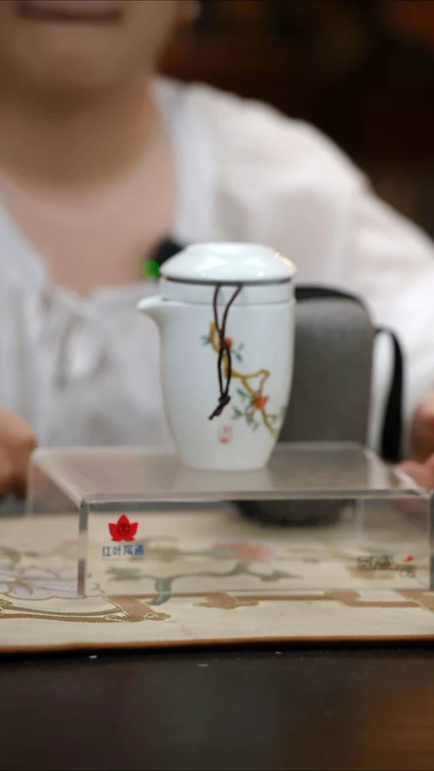 6头釉上粉彩石榴旅行茶具