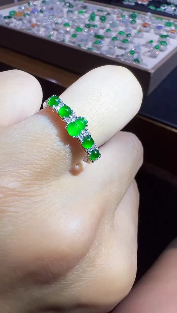 18K金镶嵌戒指翡翠葫芦