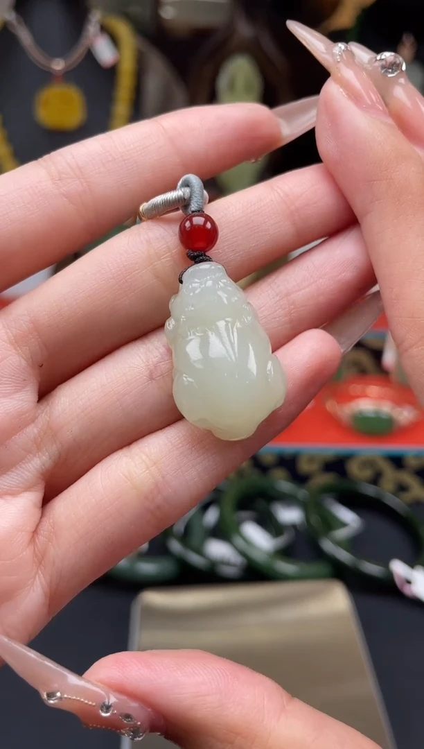 和田玉未镶嵌颈饰吊坠