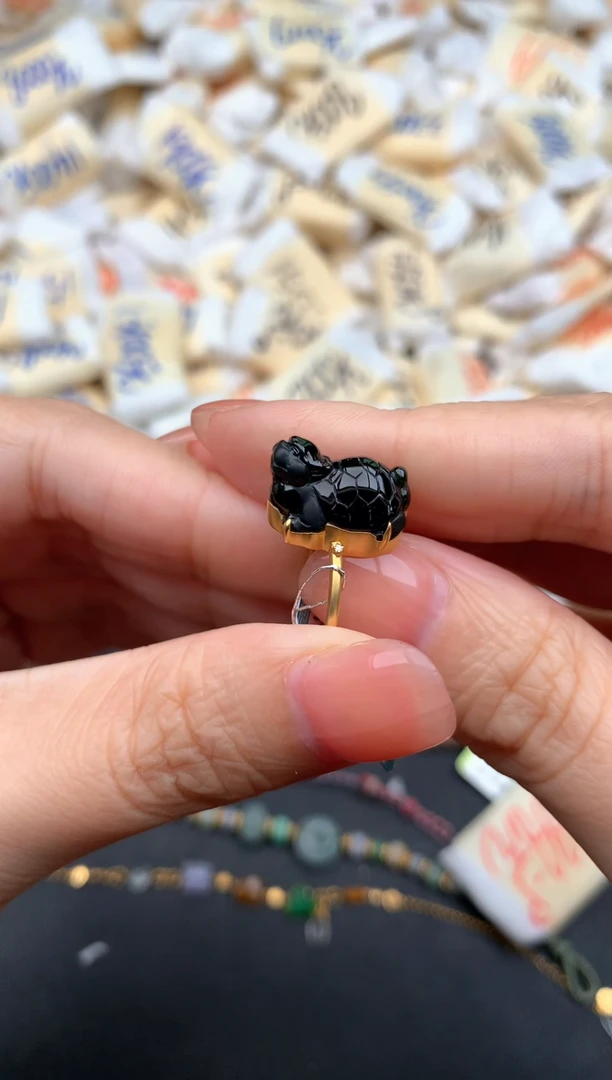 18K金镶嵌挂件翡翠一